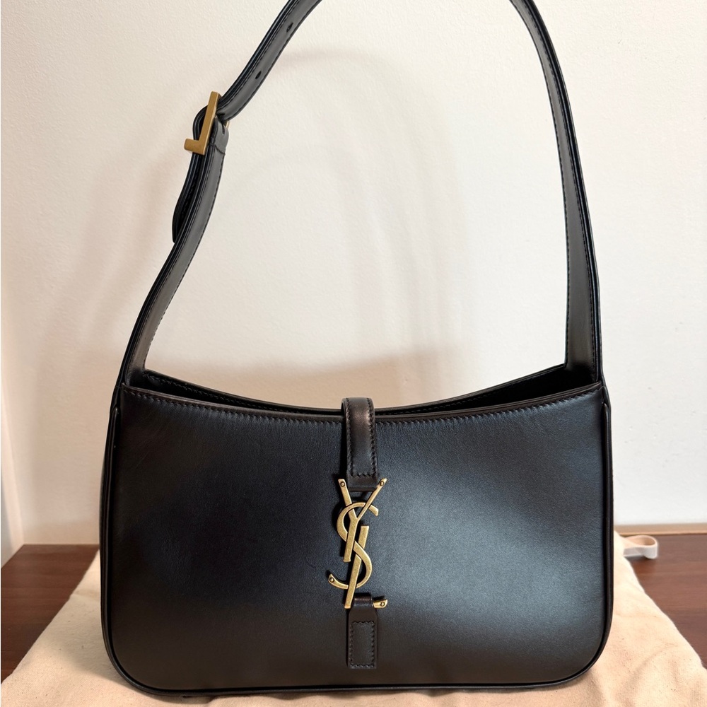 Yves Saint Laurent Le 5 à 7 bag in smooth leather - Picture 2 of 13
